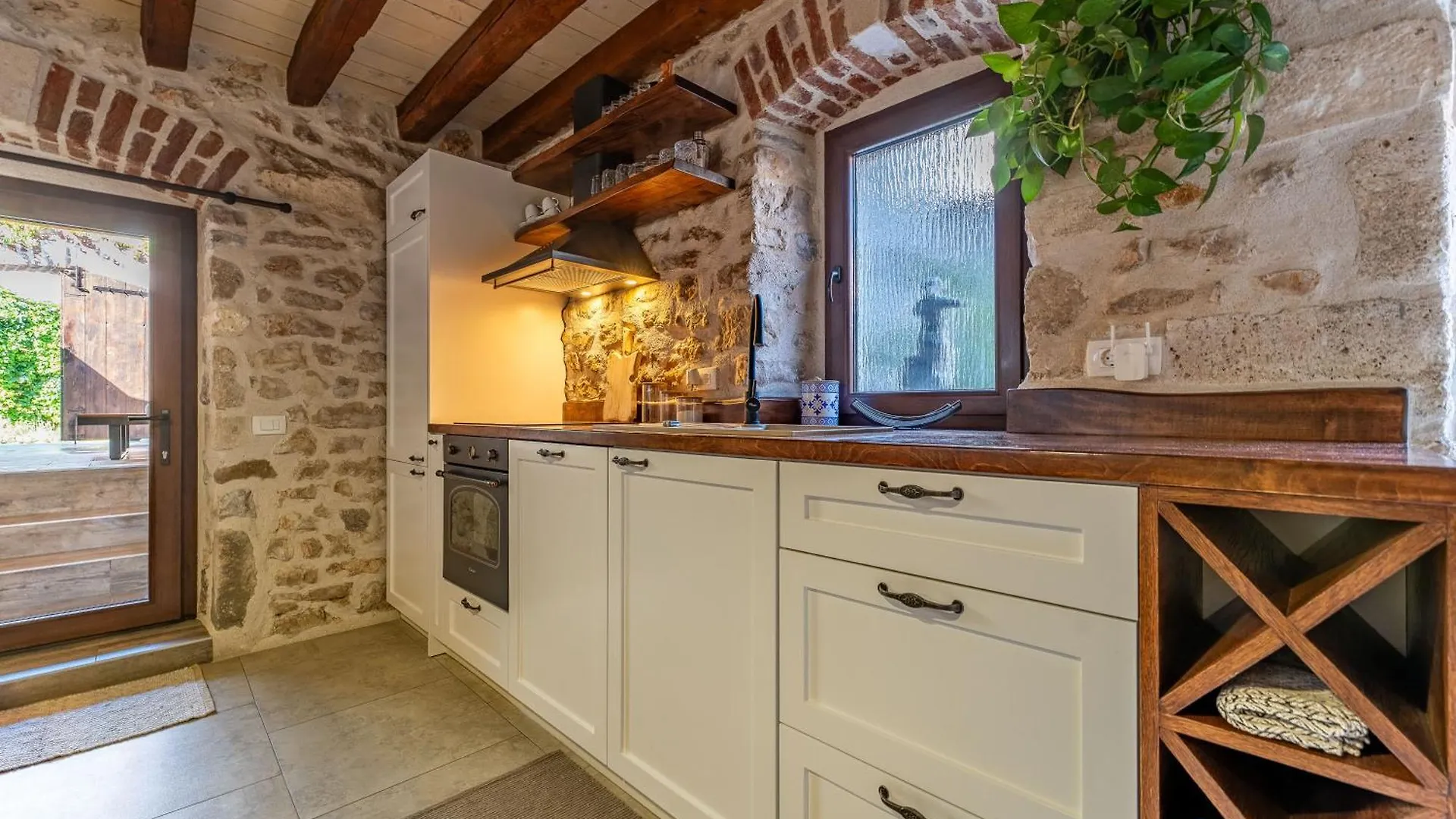 Roman Style Stone Villa Lux Solis Nin