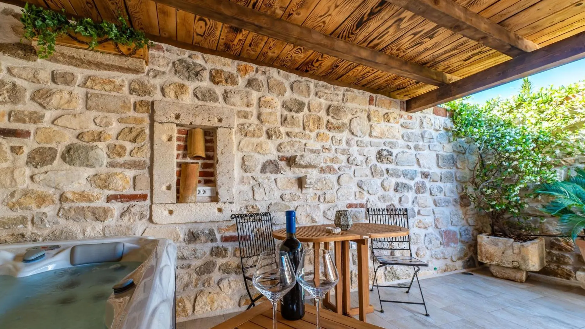 Roman Style Stone Villa Lux Solis Nin
