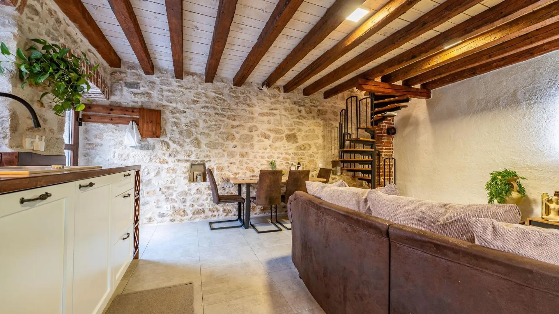 Roman Style Stone Villa Lux Solis Nin