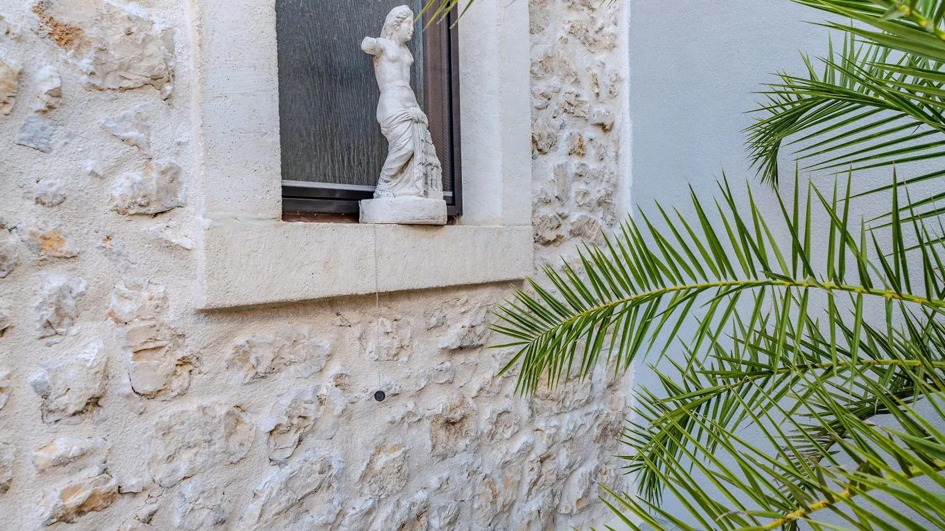 Roman Style Stone Villa Lux Solis Nin