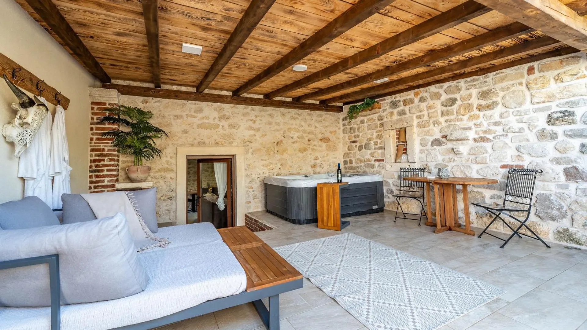 Roman Style Stone Villa Lux Solis Nin