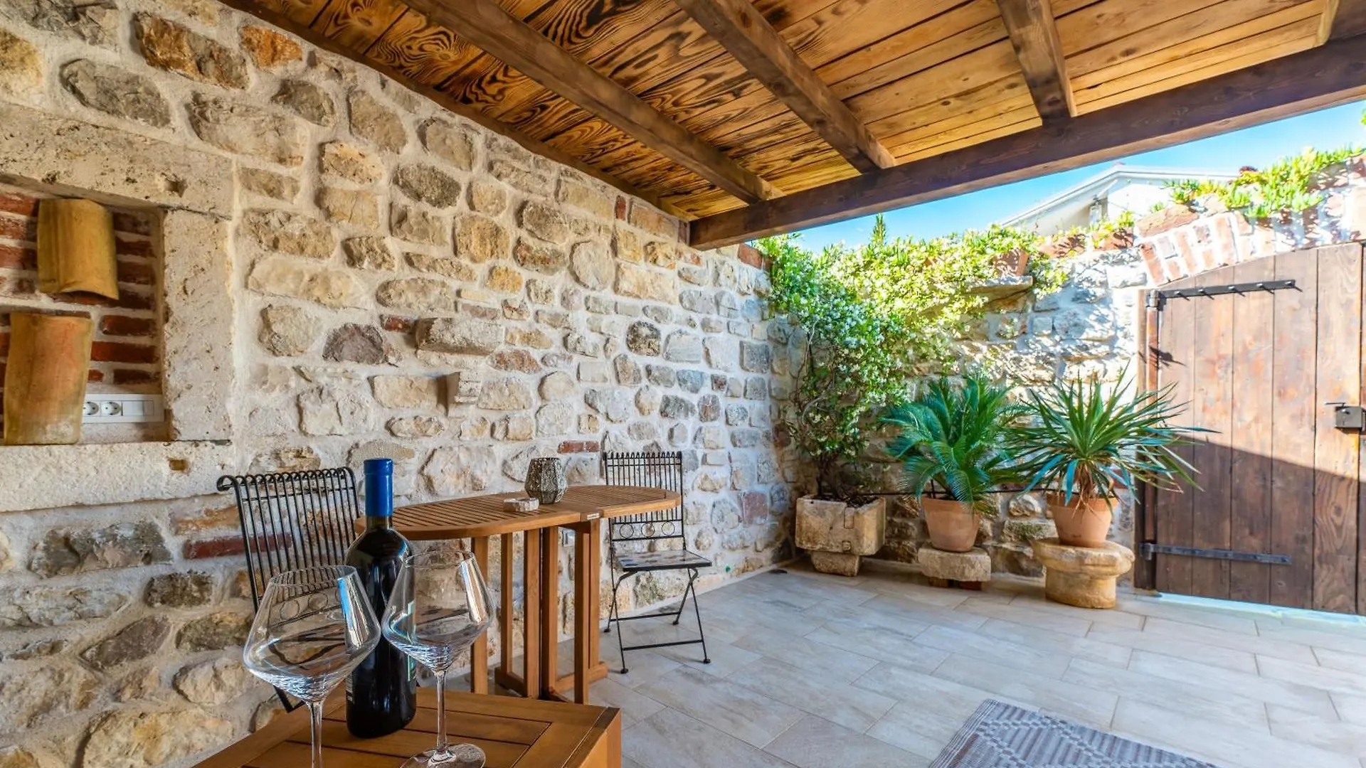 Roman Style Stone Villa Lux Solis Nin