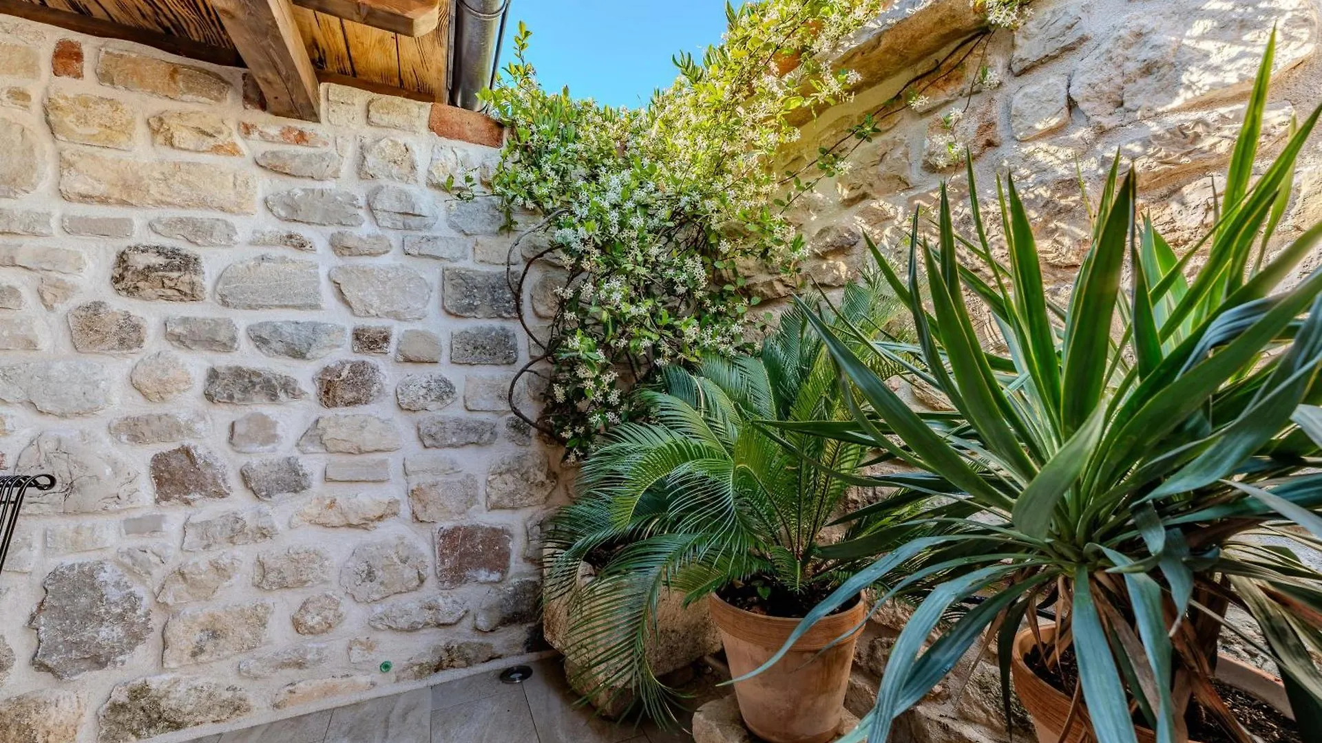 Roman Style Stone Villa Lux Solis Nin