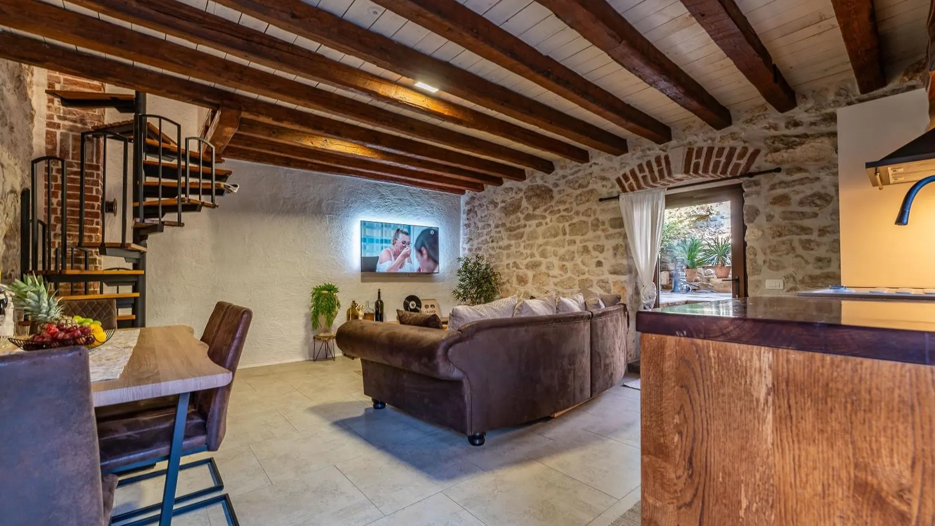Roman Style Stone Villa Lux Solis Nin