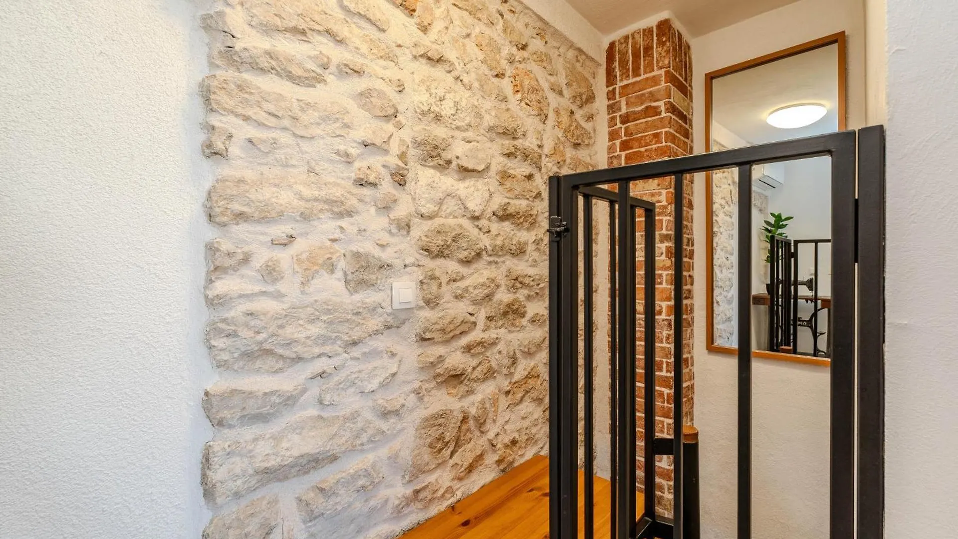 Roman Style Stone Villa Lux Solis Nin