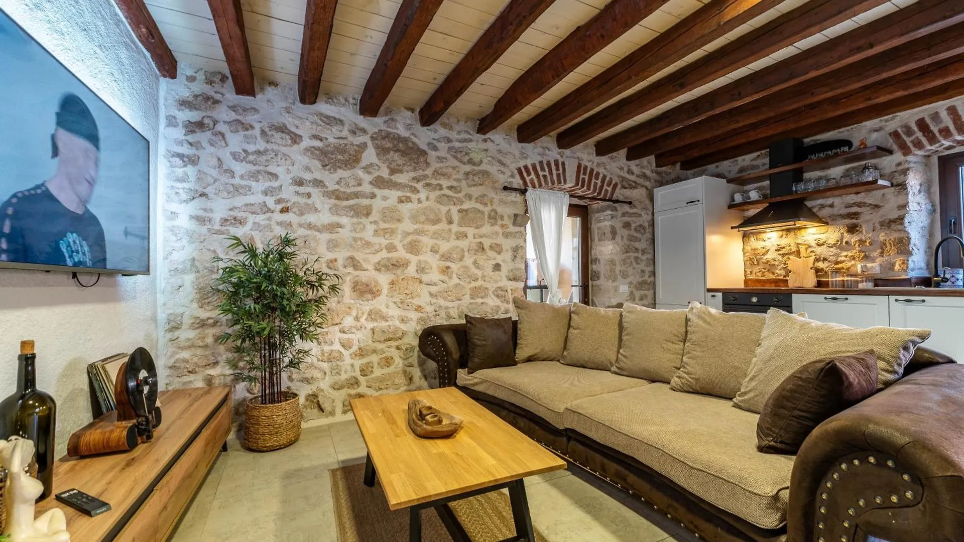 Roman Style Stone Villa Lux Solis Nin