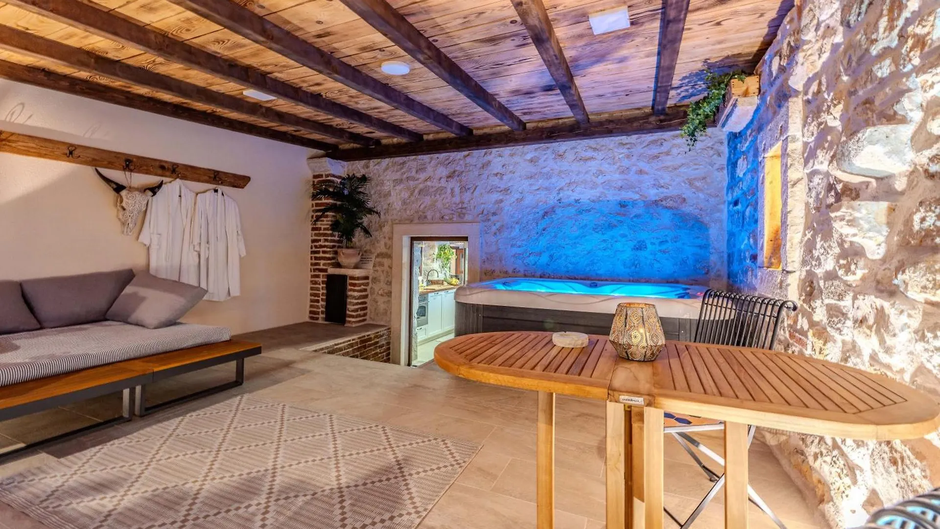 Roman Style Stone Villa Lux Solis Nin