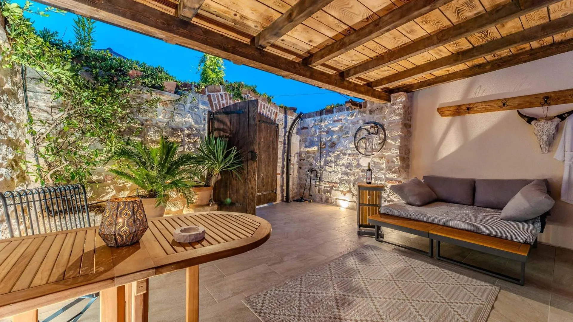 Roman Style Stone Villa Lux Solis Nin
