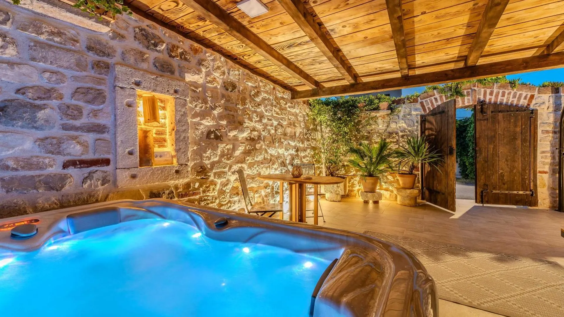 Roman Style Stone Villa Lux Solis Nin 0*,