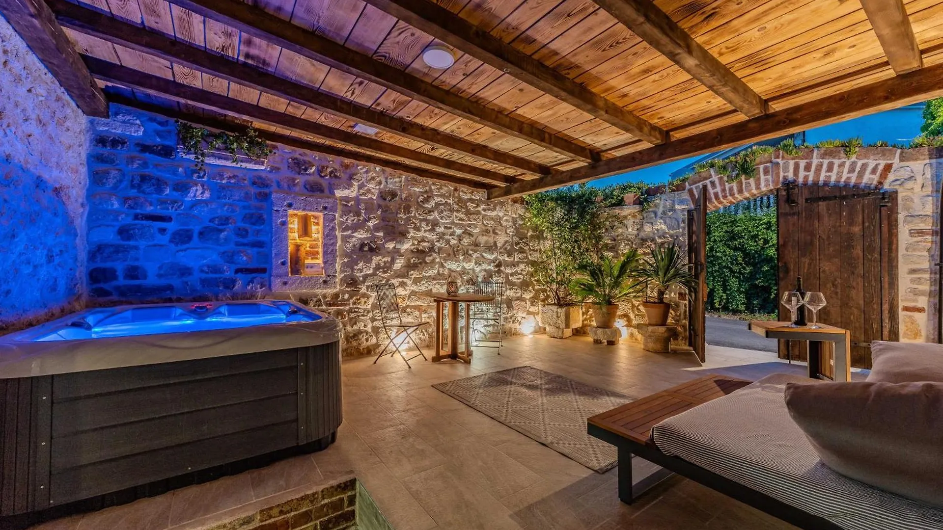Roman Style Stone Villa Lux Solis Nin 0*,