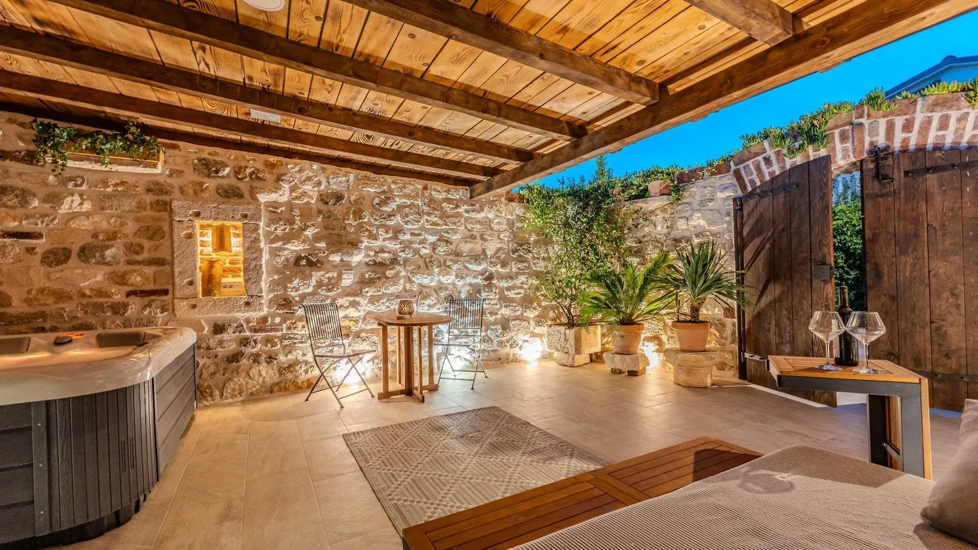 Roman Style Stone Villa Lux Solis Nin