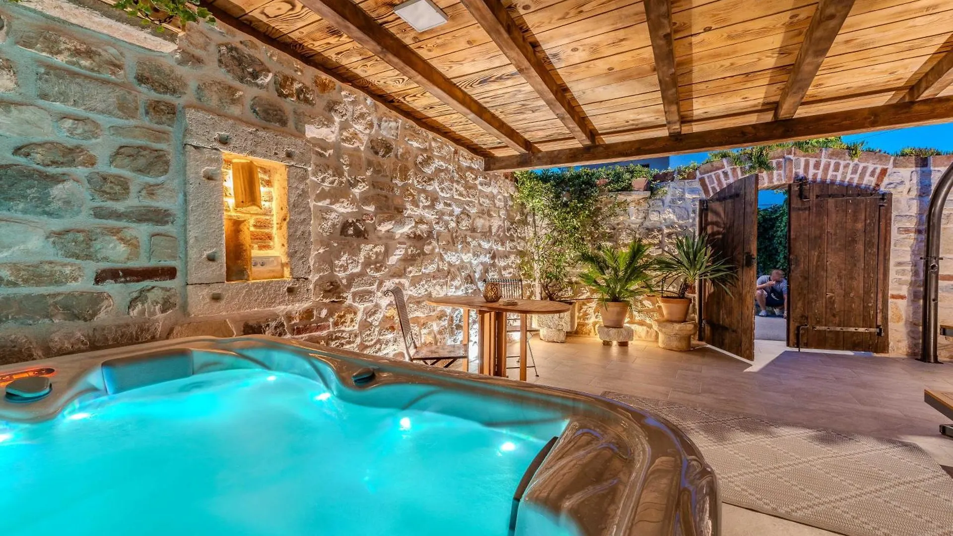 Roman Style Stone Villa Lux Solis Nin