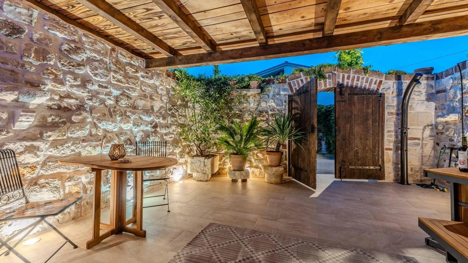 Roman Style Stone Villa Lux Solis Nin