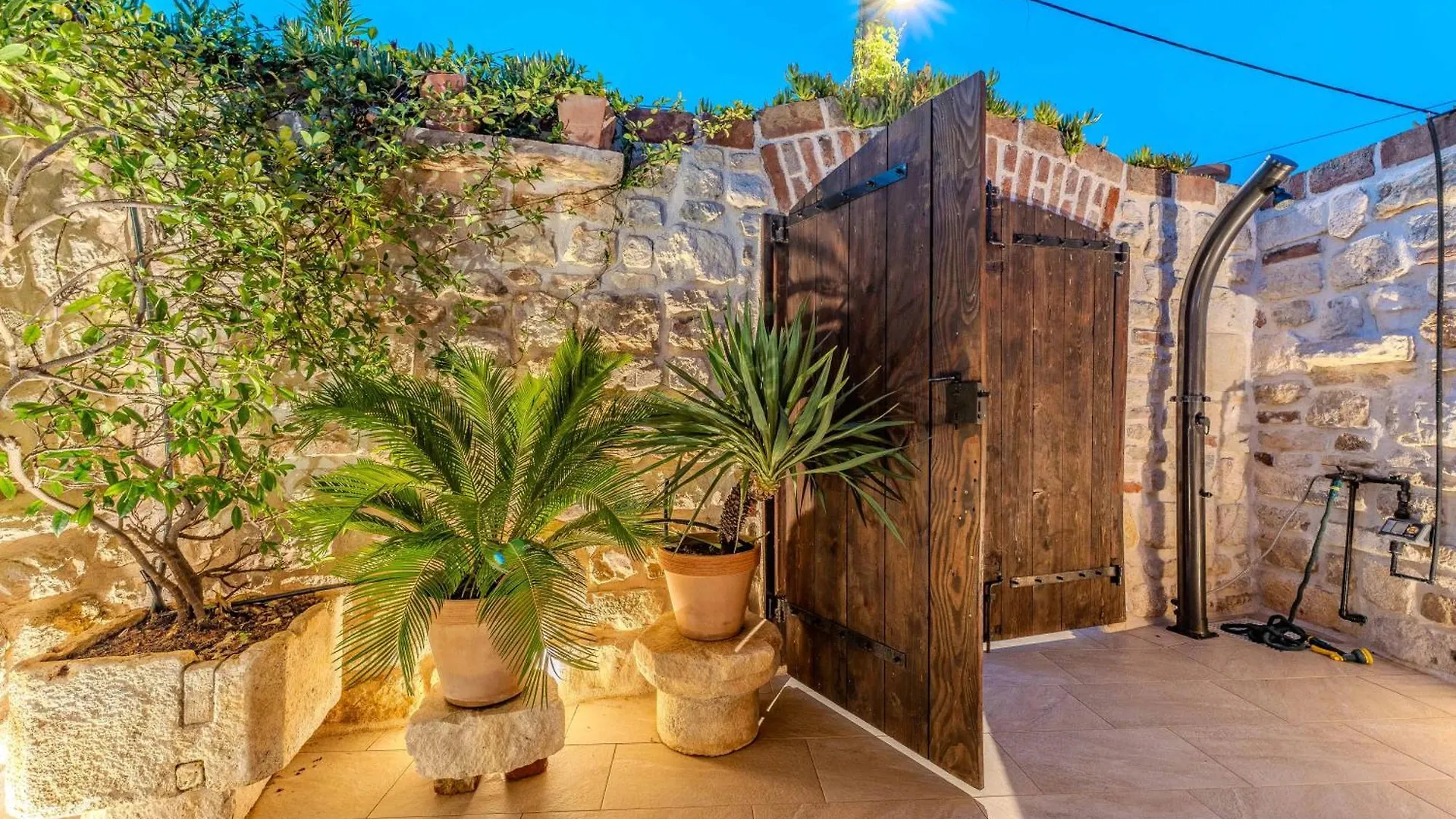 Roman Style Stone Villa Lux Solis Nin 0*,