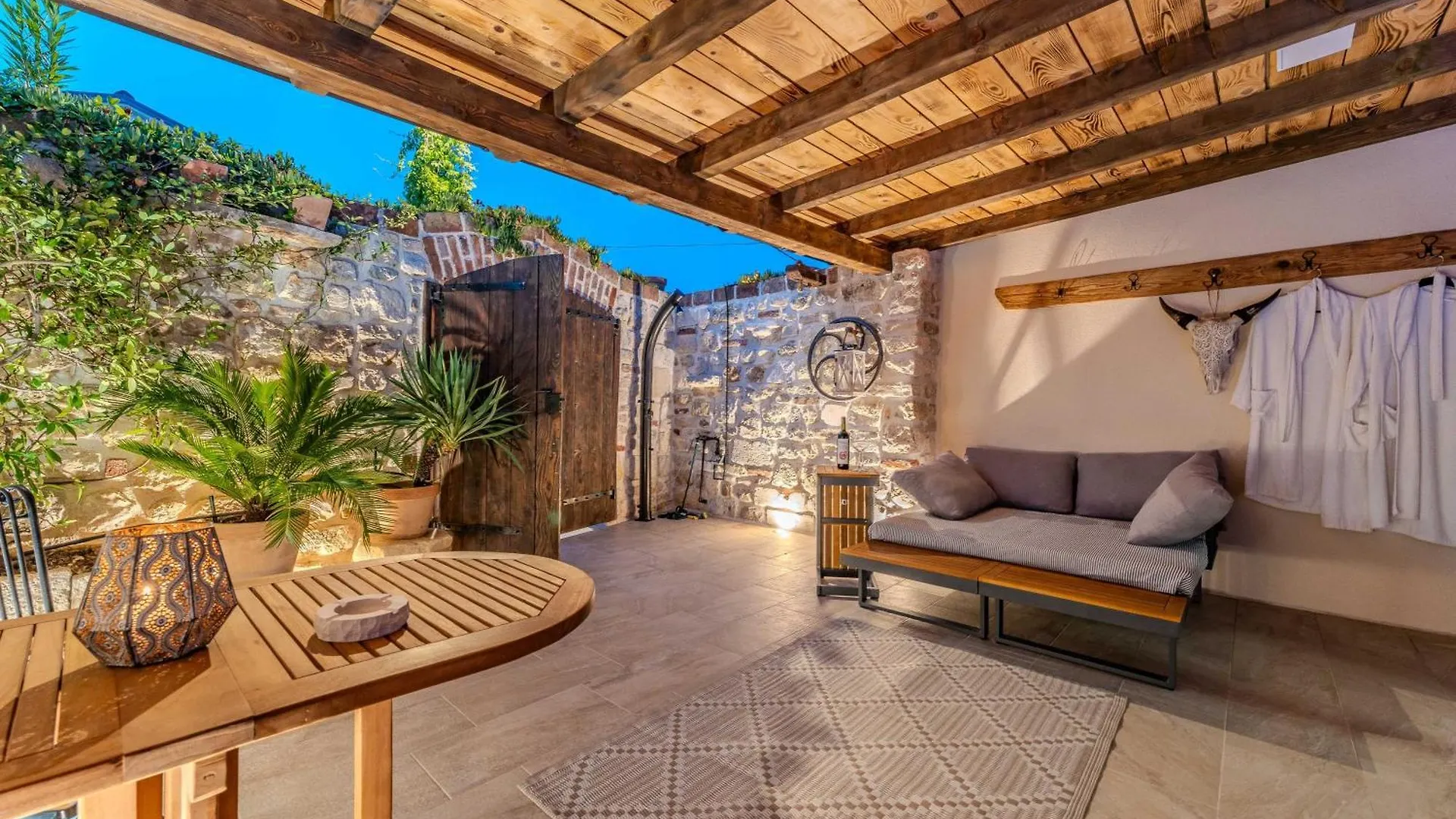 Roman Style Stone Villa Lux Solis Nin